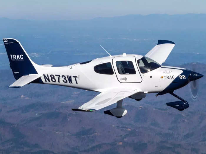 According to Cirrus vice president of fleet and special mission sales David Moser, the aircraft is a good option for students who are training for the purpose of becoming a professional pilot.