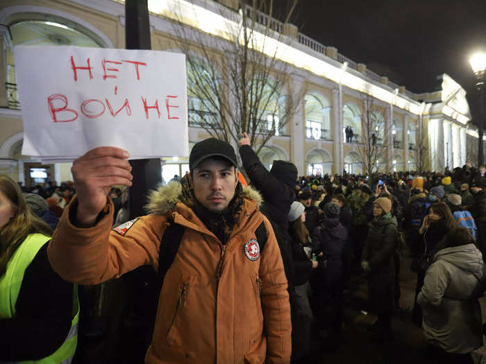 Hundreds of anti-war activists gathered in Putin