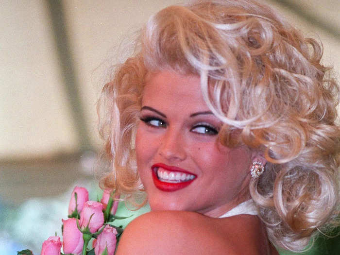 Stern repeatedly asked Anna Nicole Smith to weigh herself on the show.