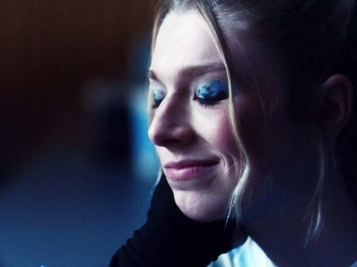 In the same scene, Jules wears messy blue eyeshadow.