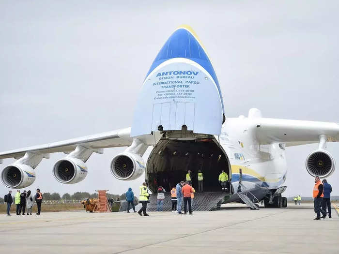 Cargo was loaded through the front of the aircraft as the nose could open up, allowing for the easy loading and unloading of cargo straight in and out.