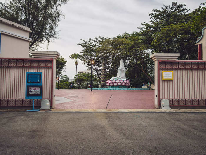 The ride to the park had my cab driver passing through meandering roads and even a guardhouse.