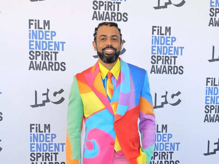 Daveed Diggs stood out in a rainbow suit designed by Moschino. In addition to the four-piece outfit, he also wore a colorful tie and dress shoes.