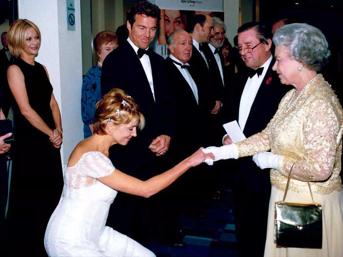 Natasha Richardson curtsied when she met the Queen at the premiere of "The Parent Trap" in 1998.