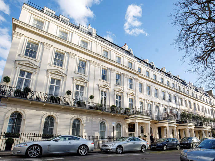 Within the neighborhood of Belgravia is Eaton Square. The exclusive garden estate is nicknamed the "Red Square" because many of its residents are Russian billionaires.