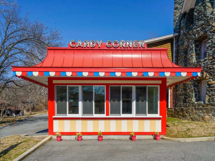 The first thing I saw when I walked through the front gates was a bold candy stand, which was renovated between 2003 and 2010, according to a Glen Echo Park catalog.