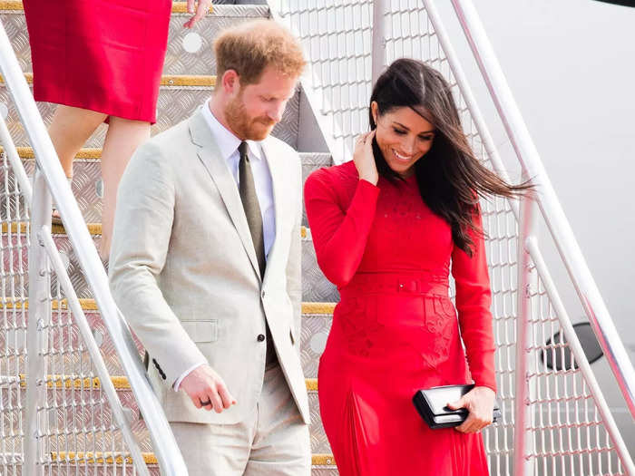 Meghan Markle arrived in Tonga in a red dress that she forgot to remove the price tag from.