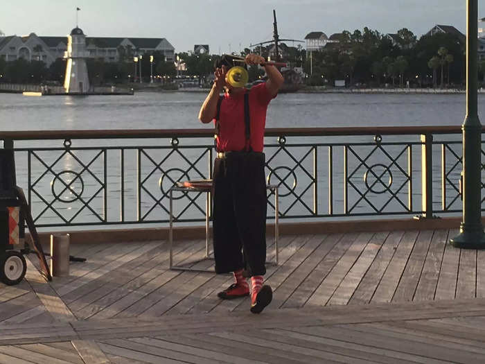 The street performers on Disney