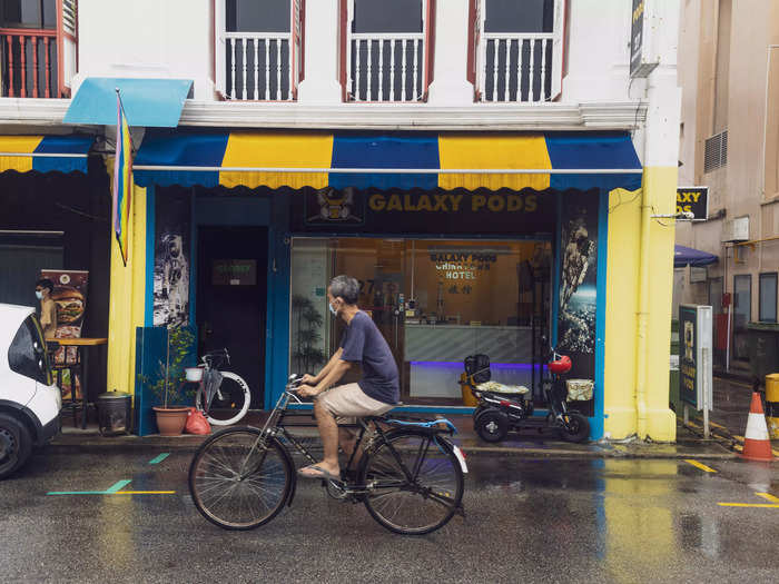 Galaxy Pods at Chinatown is a spaced-themed capsule hostel on Mosque Street. With its blue-and-yellow color scheme, it stands out from the rest of the hostels.