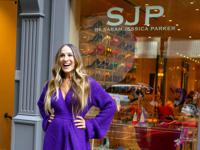 In October 2020, while standing in front of her new store, Parker wore a violet dress that almost looked like a blanket.