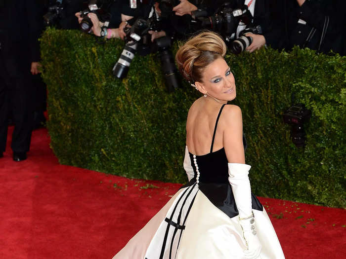 For the 2014 Met Gala, Parker paid homage to Oscar de la Renta in this sweeping black and white gown adorned with his signature.