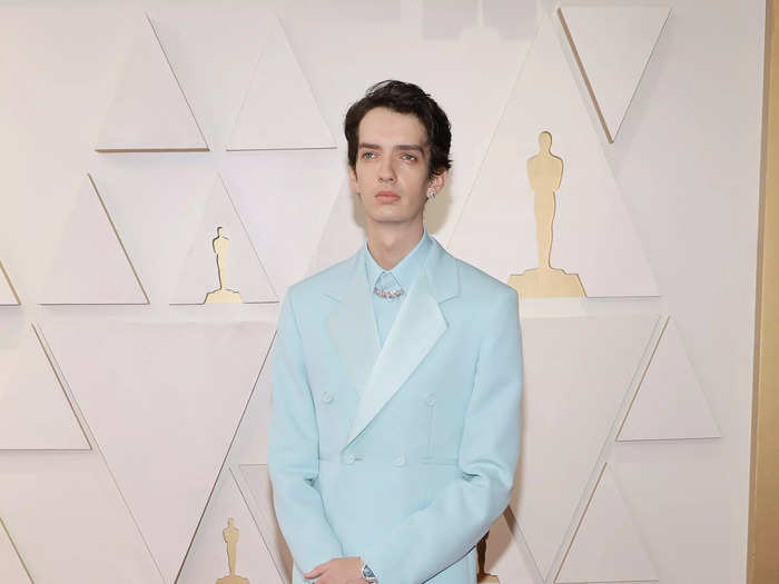 Kodi Smit-McPhee made a splash at his first Oscars red carpet in a baby-blue custom Bottega Veneta suit.