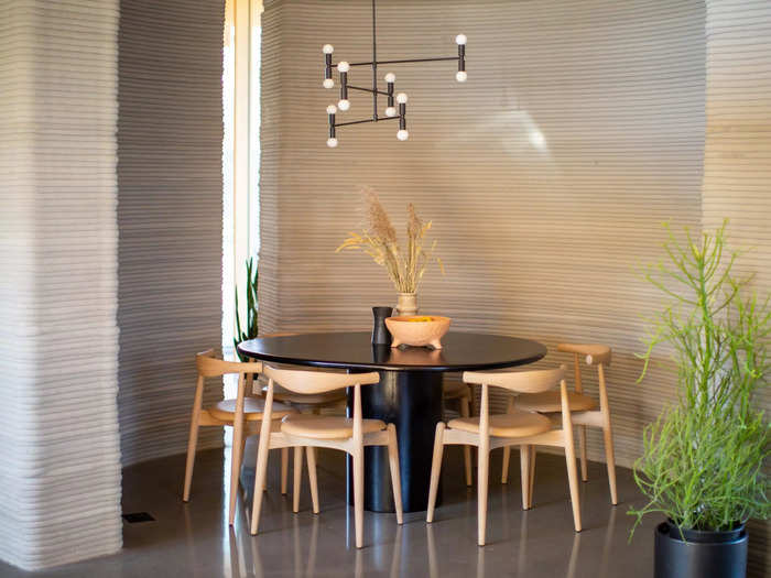 The dining room was enveloped in a cocoon of concrete, creating an alluring and modern space.