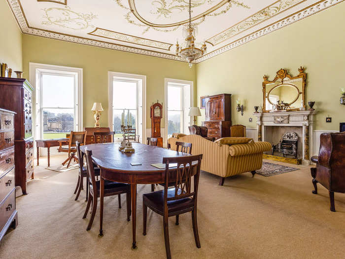 The apartment is located on the first floor, which was used as drawing rooms for entertaining guests when the townhouses were originally built.