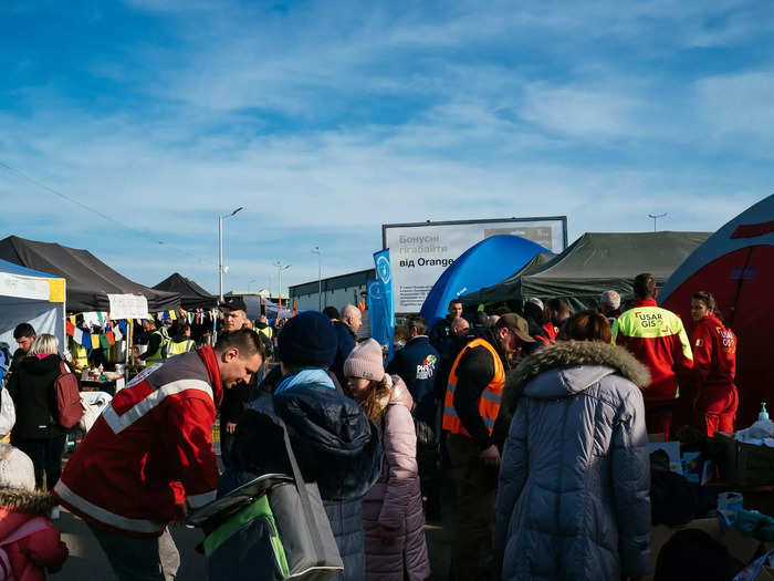 A few days later I visited Medyka, one of the busiest border crossings, where I saw aid workers from various organizations handing out supplies like clothing, SIM cards, instant food like ramen and applesauce, and other essential items.