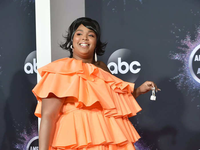 At the 47th Annual American Music Awards 2019, Lizzo debuted her love affair with tiny bags while wearing a peach minidress.