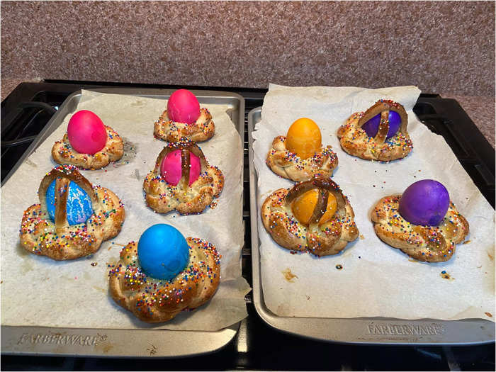 After baking, the cooked bread and eggs came out looking beautiful and colorful.