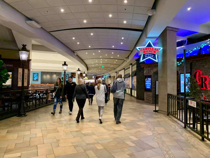 There are dozens of restaurants, from standard food court style fast food to more formal sit-down restaurants.