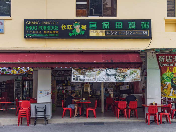 Chang Jiang Claypot Frog Porridge, a restaurant that specializes in frog dishes, is one of these famed eateries in the red-light district.
