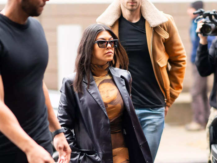 On the same trip, she wore an edgy look with a print of the Mona Lisa on her chest.