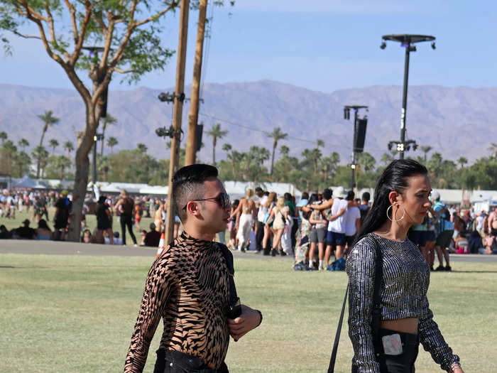 Long-sleeve tops with eye-catching patterns were often worn with denim cutoffs.