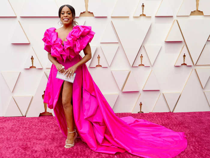 Niecy Nash wowed in this hot-pink dress with a thigh-high slit and ruffled neckline at the Academy Awards.