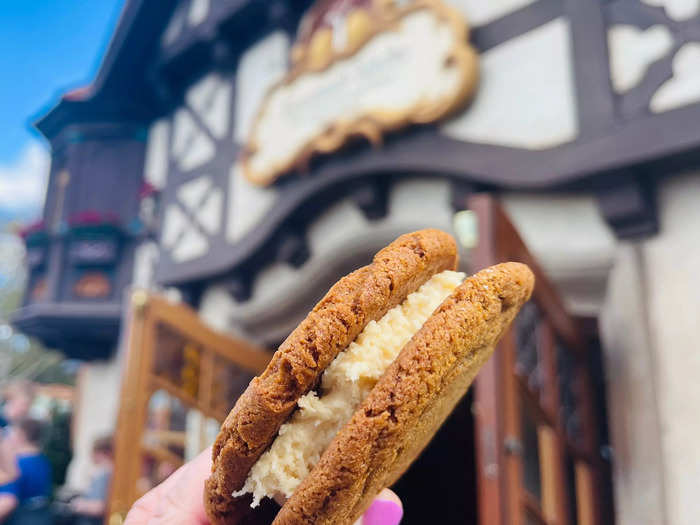 The caramel-gingerbread cookie sandwich from Germany is freshly baked.