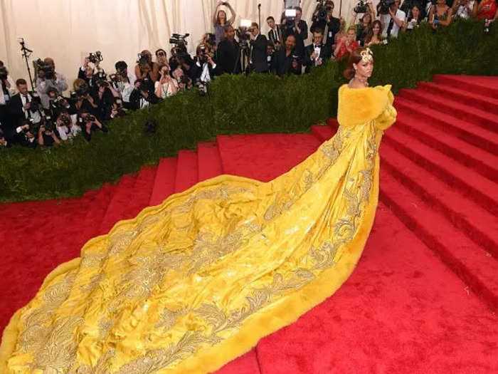 Also at the 2015 gala, Rihanna wore a yellow coat with fur trim and a dramatic circular trail that later became a meme.