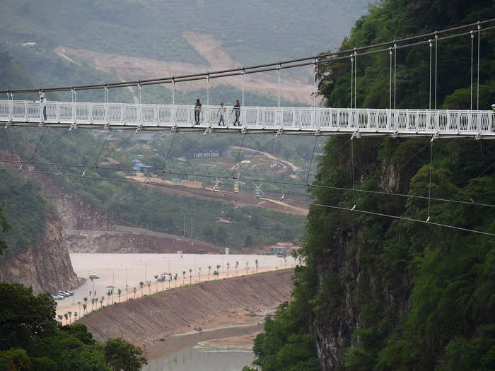 Despite the thin nature of the glass, Bach Long can support roughly 500 people at a time, according to Hoang Manh Duy, a representative of Moc Chau.