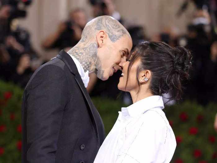 Travis Barker and Kourtney Kardashian shared multiple kisses on the red carpet.