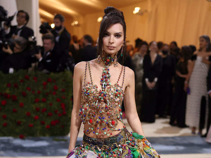 Emily Ratajkowski arrived in a two-piece Versace piece worn almost 30 years ago by supermodel Yasmeen Ghauri.