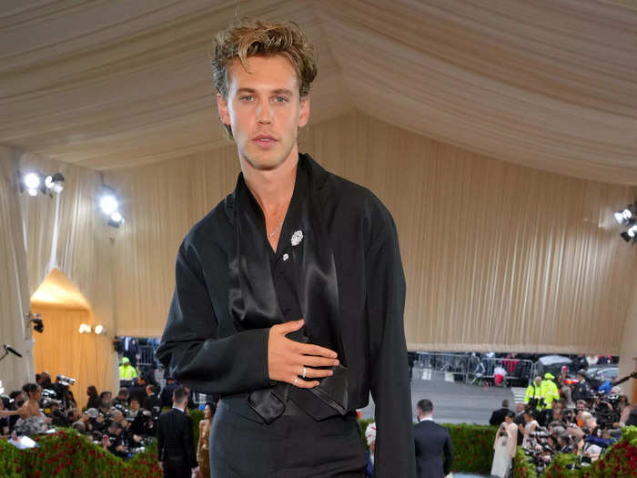 Austin Butler looked suave in his all-black outfit.