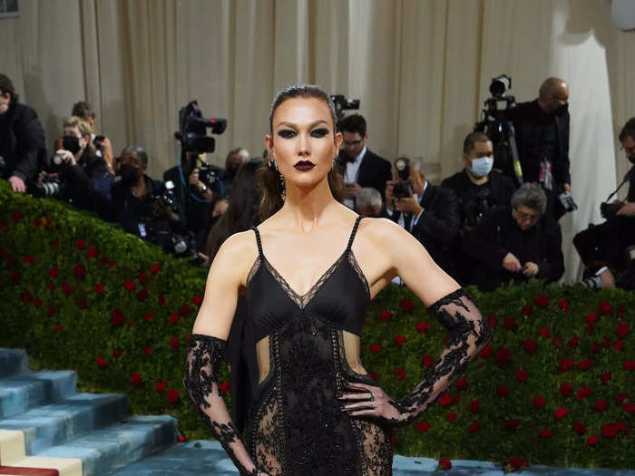 Karlie Kloss brought gothic glamour to the red carpet.