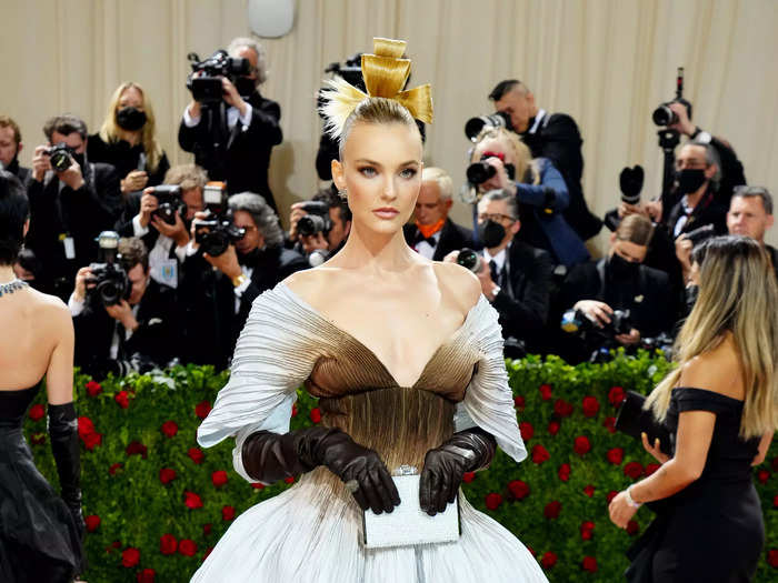 Brazilian model Caroline Trentini had an interesting brown ombré effect on her off-white ball gown.