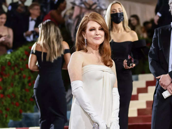 Julianne Moore channeled Jackie Kennedy in this strapless ivory number with chic opera gloves.