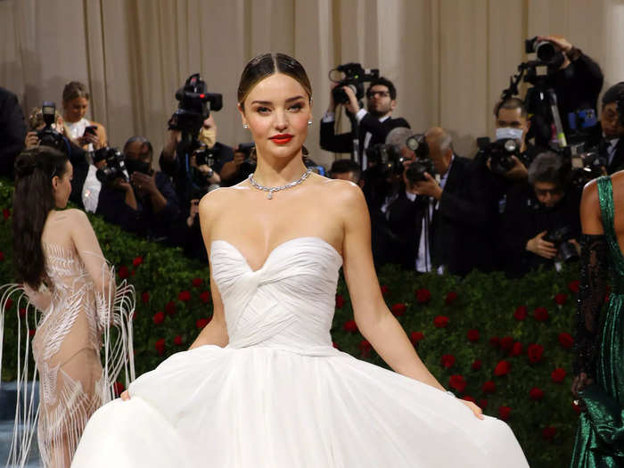 Miranda Kerr looked like she was walking down the aisle in this Oscar de la Renta gown.