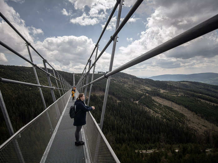 At its greatest distance from the ground, the bridge is 95 meters high.