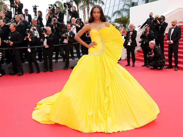 Jasmine Tookes wore a bright-yellow, pleated gown to the "Top Gun: Maverick" screening.