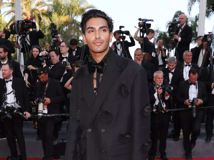 Rahi Chadda walked the red carpet in a unique suit decorated with flowers.