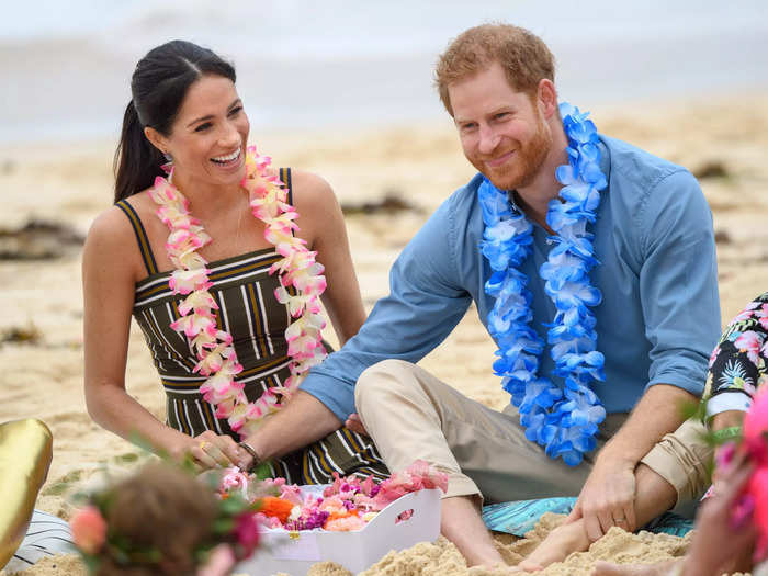 The couple looked relaxed and happy while sitting barefoot on Bondi Beach on October 19, 2018.