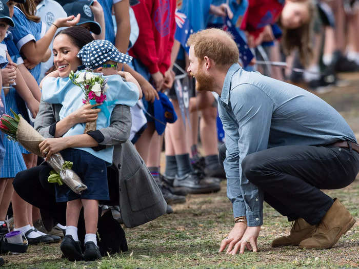 On October 17, 2018, they had an adorable impromptu meeting with a child, which a photographer said showed their "natural affinity with children."