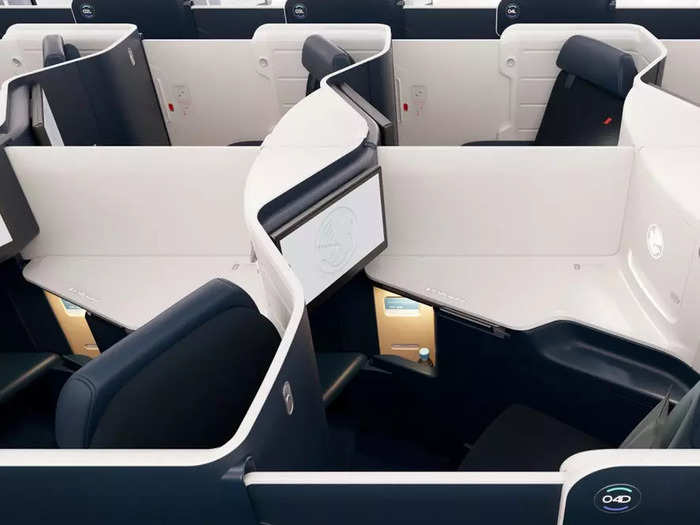 To further enhance the privacy of the seats in the center of the cabin, Air France has added a center panel that can rise up and down, allowing flexibility for those traveling together or solo.