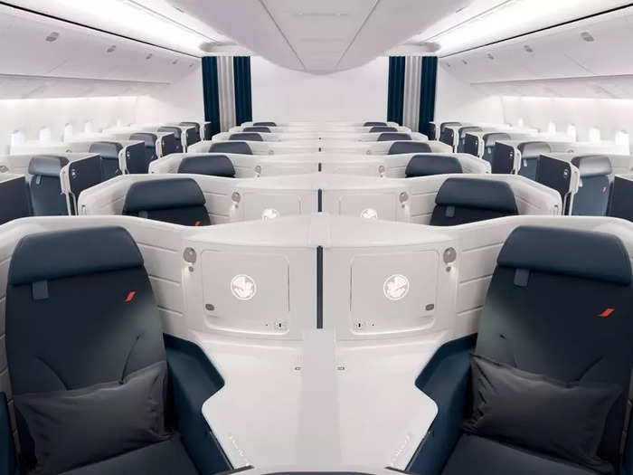 Last Monday, Air France unveiled its brand new long-haul business class seat that will fly on 12 of its Boeing 777-300 aircraft starting in September.