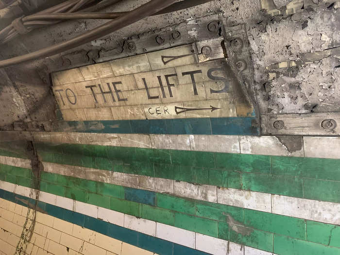 The stations were mostly designed in the same way, but featured their own colored tiling pattern. The green tiles were symbolic of Piccadilly Circus.