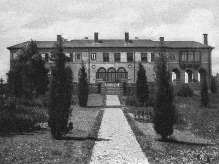 Inspired by his time in Italy, Twain built the Connecticut home in the style of a Tuscan villa. The home that currently stands on the grounds has been renovated.