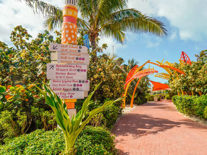 There are tons of maps and signs to direct guests, as well as three color-coded paths. Green leads to Chill Island, orange leads to Oasis Lagoon, and blue leads to Thrill Waterpark.