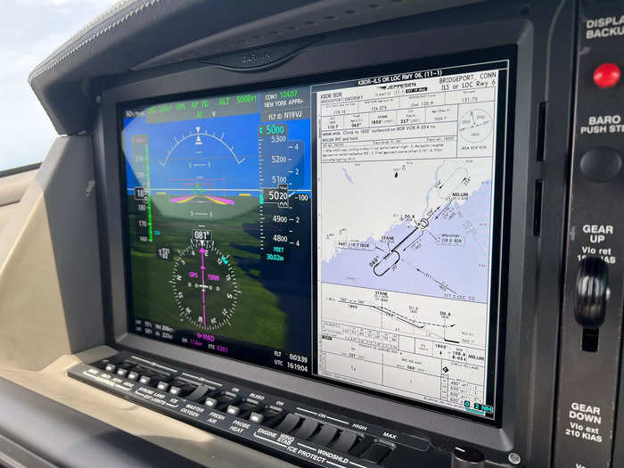 Kane could pull up airport diagrams, charts, checklists, and other necessary flight references with a simple touch.