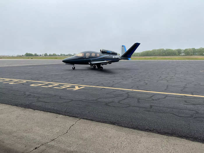 I met Kane on the ramp of the FBO where he gave me an exterior tour of the Cirrus jet. I immediately noticed the unique paint job, which used dark colors and was easy on the eyes.