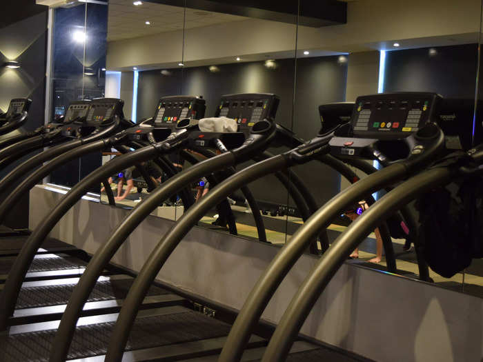 We tested out one of the 45 classes Third Space offers at their Canary Wharf location, called Sweat X. We did sprint intervals for about 25 minutes on treadmills, then spent another 25 minutes doing conditioning work using dumbbells. Talk about sweaty!