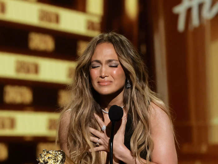 Jennifer Lopez broke down in tears as she thanked her children, fans, and manager during her acceptance speech.